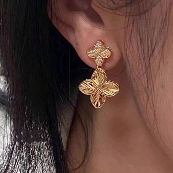 #69  Flower Stud Earrings - Picture 2 of 2